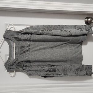 Ladies DKNY cold shoulder top in a sz. Medium.